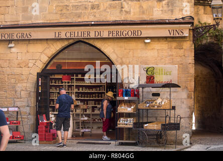 Sarlat, France - 2 septembre 2018 : afficher dans la fenêtre de vin et foie gras boutique à Sarlat la Caneda en Dordogne, Aquitaine, France Banque D'Images