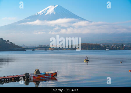 Yamanashi, Japon - 8 novembre, 2018 : pêcheur sur les petits bateaux de pêche sur le lac Kawaguchiko dans la préfecture de Yamanashi, Japon Banque D'Images