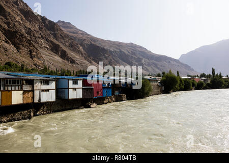 Rivière Gunt avec maisons à Khorog au Tadjikistan dans la vallée de Wakhan Banque D'Images