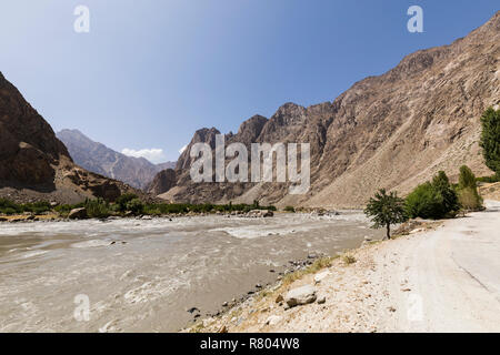 La frontière, dans la vallée de la rivière Panj Wakhan avec le Tadjikistan et l'Afghanistan de droite à gauche Banque D'Images