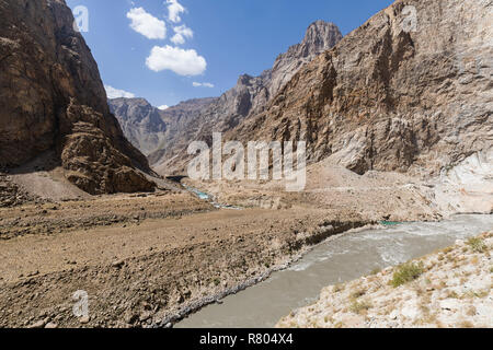 La frontière, dans la vallée de la rivière Panj Wakhan avec le Tadjikistan et l'Afghanistan de droite à gauche Banque D'Images