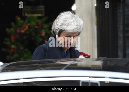 Premier ministre Theresa peut laisse 10 Downing Street, Londres, pour la Chambre des communes à faire face aux questions du premier ministre, après le Comité 1922 a annoncé que les députés conservateurs ont demandé un vote de confiance à Mme Mai. Banque D'Images