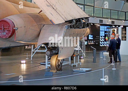 Deux hommes âgés d'admirer et d'exposition au musée de la RAF à Hendon London UK Banque D'Images