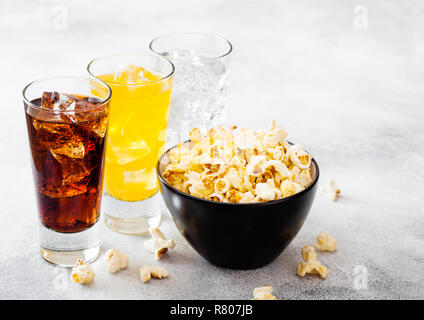 Verres de boisson soda avec des cubes de glace et de noir sur fond snack cuisine en pierre. Banque D'Images