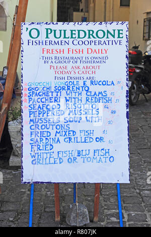 O Puledrone au conseil menu restaurant de fruits de mer, Sorrento Banque D'Images