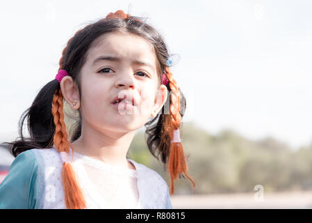 Une petite fille portant des costumes d'Diseny Elsa congelé Banque D'Images