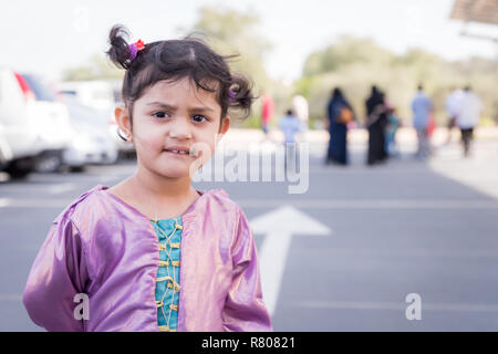 Une petite fille portant des costumes d'Diseny Princes Sofia congelé Banque D'Images