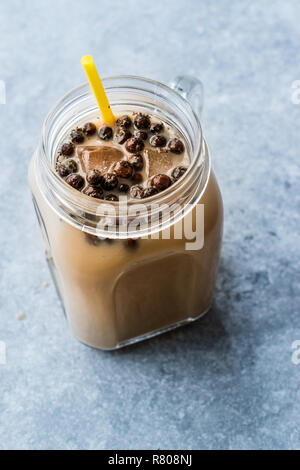 Le lait fait maison bubble tea avec perles de tapioca en pot Mason. Boissons Bio traditionnel Banque D'Images