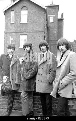 Le groupe de pop britannique The Troggs à leur maison de Londres en mai 1967. De gauche : Reg Presley, Pete agrafes,Ronnie Bond, Chris Britton. Banque D'Images