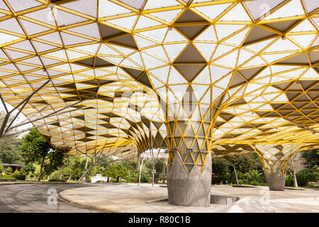 Motif géométrique unique de l'auvent au pavillon dans le Jardin botanique de Perdana, Kuala Lumpur. Banque D'Images
