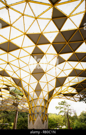 Motif géométrique unique de l'auvent au pavillon dans le Jardin botanique de Perdana, Kuala Lumpur. Banque D'Images