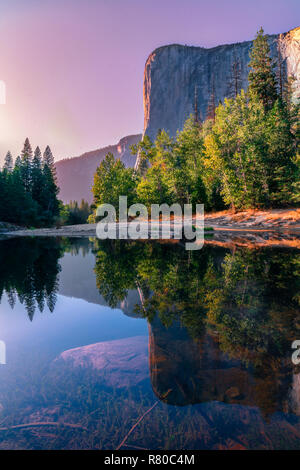 Yosemite National Park, y compris les demi-dôme, Yosemite Falls, et El Capitan dans la Merced River dans la vallée Yosemite Banque D'Images