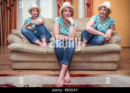 Triple exposition d'un blond Caucasian woman wearing hat en osier et assis sur un canapé dans la salle de séjour à la maison Banque D'Images