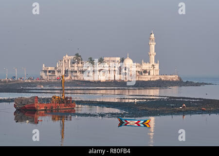 Haji Ali Dargah et la mosquée située au large de la côte, Worli Mumbai, Inde Banque D'Images