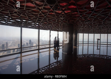 Touristes posant pour des photos à la plate-forme d'observation du Burj Khalifa à Dubaï, Émirats arabes Unis. Banque D'Images