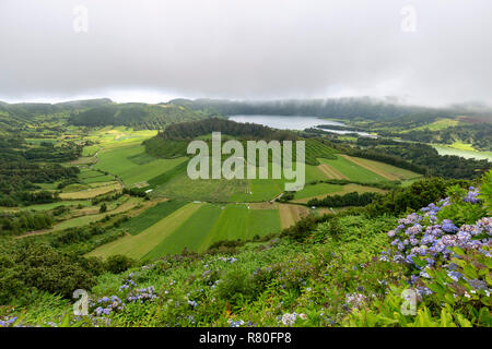 Vue grand angle de la caldeira de Sete Cidades avec deux petites calderas et les lacs de la distance sur Sao Miguel. Banque D'Images