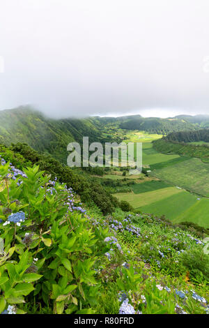 Vue Portrait de la bordure de la caldeira de Sete Cidades à Sao Miguel, Portugal. Banque D'Images