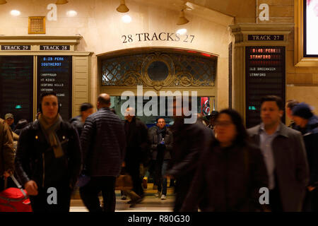 Les banlieusards de l'heure de pointe au Grand Central Terminal, New York City Banque D'Images