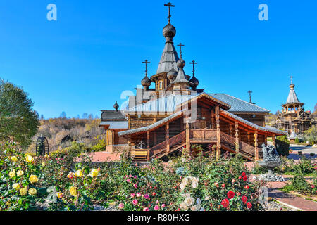 Rose Garden sur cour avant de Christian temple du Saint Martyr Jean le guerrier dans Moscow, Russie. Bliss beauté de la nature et de l'architecte en bois Banque D'Images