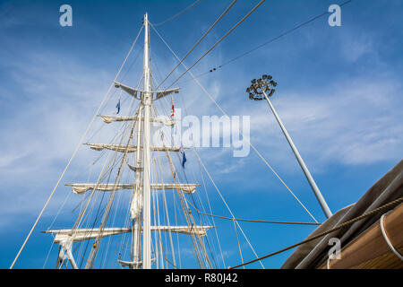 Vue du bas du mât de la nef principale ITALIA, qui à 61 mètres est le plus grand au monde, brigantine dans le porto de Livourne, Toscane, Italie Banque D'Images