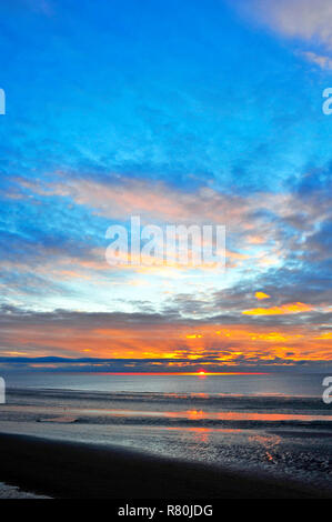 Automne spectaculaire coucher de soleil sur la mer à Blackpool Banque D'Images