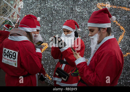 Santa Dash fun run, à Glasgow, en Écosse. Banque D'Images