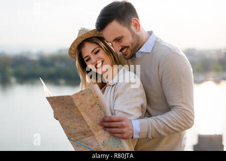 Jeune couple à l'aide d'une carte touristique comme guide Banque D'Images