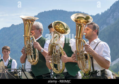 Fanfare traditionnelle bavaroise au cours d'une célébration sur un alpage. Berchtesgadener Land, Rupertiwinkel, Haute-Bavière, Allemagne Banque D'Images