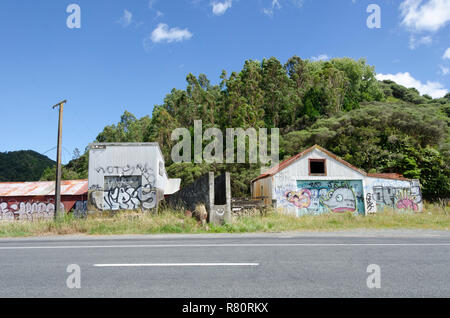 Graffiti sur une grange abandonnée, le Mont Taranaki, Messenger, île du Nord, Nouvelle-Zélande Banque D'Images