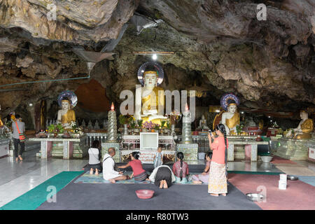 HPA-AN, LE MYANMAR - 19 novembre, 2018 : photo horizontale des populations locales priant devant les statues de Bouddha à l'intérieur de Kaw Ka Thaung Cave, situé à proximité Banque D'Images