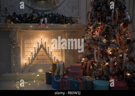 L'intérieur du Nouvel An avec un arbre de Noël décoré d'une cheminée. Maison de Noël Banque D'Images