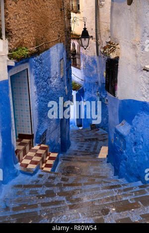 Le Maroc, Chefchaouen, ville bleue, Medina, les étapes en ordre décroissant entre lane de maisons peintes en bleu Banque D'Images