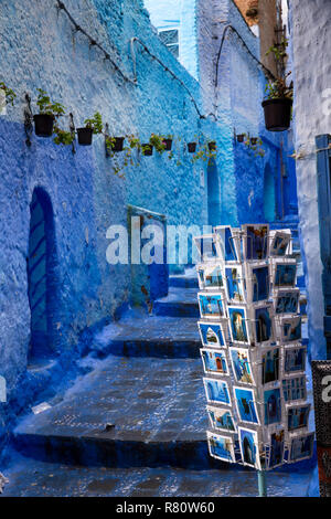 Le Maroc, Chefchaouen, ville bleue, Calle El elfe, l'affichage de cartes postales à vendre à l'extérieur de l'atelier Banque D'Images