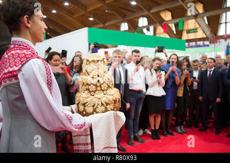 Le Bélarus est la ville de Minsk le 25 octobre 2018. Exposition des produits de l'économie nationale.pain Slave sur l'arrière-plan de personnes Banque D'Images