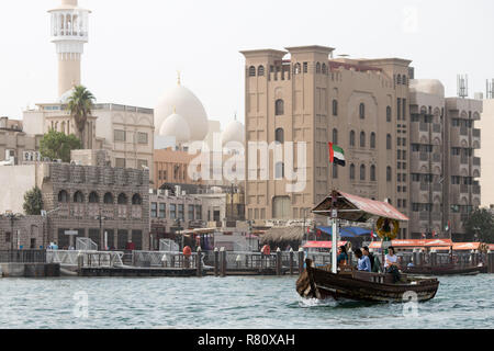 Les ferries publics abras traversent la crique de Dubaï aux Émirats arabes Unis. Banque D'Images