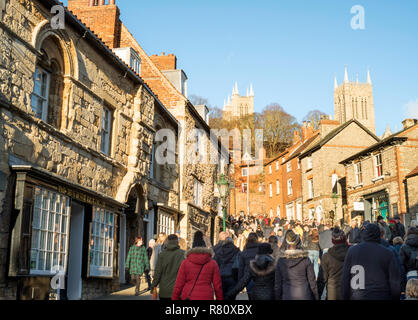 Des foules de gens escalade la colline raide au Marché de Noël de Lincoln, Lincolnshire, Angleterre, RU Banque D'Images