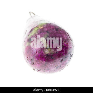 La macro photographie de minéraux naturels à partir de la collection géologique - tumbled zoisite (anyolite) cabochon sur fond blanc Banque D'Images