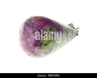 La macro photographie de minéraux naturels à partir de la collection géologique - zoisite poli (anyolite) cabochon sur fond blanc Banque D'Images
