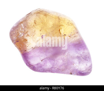 La macro photographie de minéraux naturels à partir de la collection géologique - tumbled ametrine (bolivianite, trystine) gem stone sur fond blanc Banque D'Images