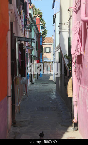 La rue très étroite (c'est la calle en langue italienne dans l'île de Murano près de Venise en Italie Banque D'Images