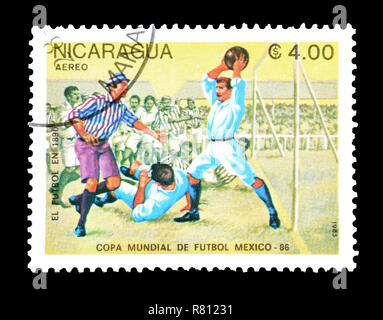 Timbre-poste imprimé par le Nicaragua, qui montre l'évolution du football. Banque D'Images