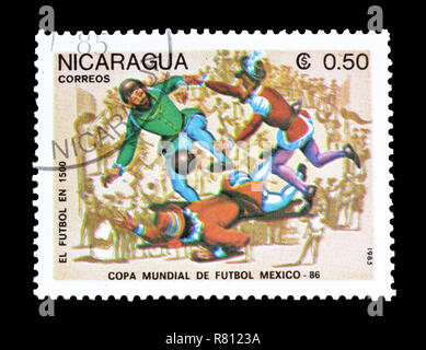 Timbre-poste imprimé par le Nicaragua, qui montre l'évolution du football. Banque D'Images