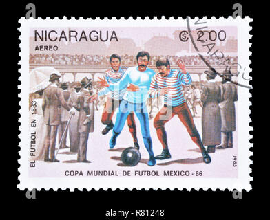 Timbre-poste imprimé par le Nicaragua, qui montre l'évolution du football. Banque D'Images