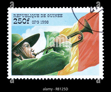 Timbre-poste imprimé par la Guinée, qui montre un drapeau Salut Scout. . Banque D'Images