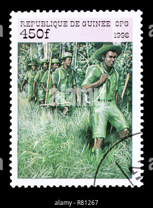 Timbre-poste imprimé par la Guinée, qui montre les Scouts à la randonnée. Banque D'Images