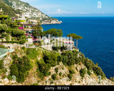 Côte escarpée avec la végétation du sud, près de Positano, Côte Amalfitaine, côte amalfitaine, la péninsule de Sorrento, Campanie, Italie Banque D'Images