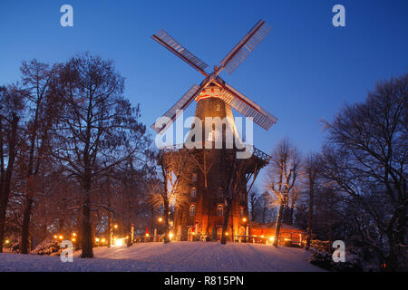 Moulin à vent Herdentorswallmühle éclairé dans les remparts de neige, crépuscule, Brême, Allemagne Banque D'Images