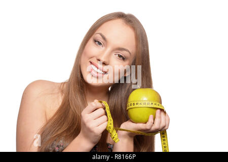 Portrait de la belle jeune femme à la pomme verte et bande de mesure isolé sur fond blanc, le régime alimentaire concept Banque D'Images