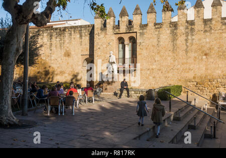 Cordoue, ancienne ville médiévale le long de la calle Cairuán avec terrasse restaurant, statue du philosophe arabe Averroès, Cordoba, Andal Banque D'Images