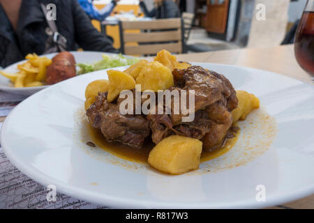 Rabo de Toro, ragoût de bœuf, avec des pommes de terre sur une assiette blanche en terrasse extérieure, restaurant, tapas, Cordoba, Espagne. Banque D'Images
